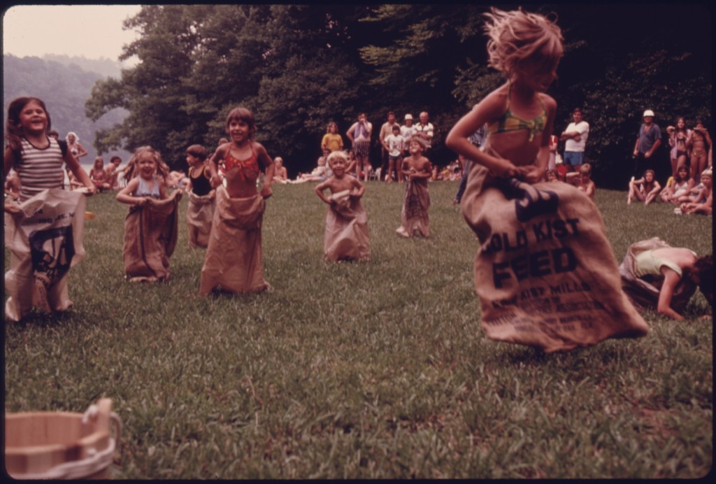 YOUTHFUL_CONTESTANT_LEADS_A_SACK_RACE_TOWARDS_THE_FINISH_LINE_DURING_AN_OLD_FASHIONED_GAMES_CONTEST_HELD_AT_UNICOI..._-_NARA_-_557774